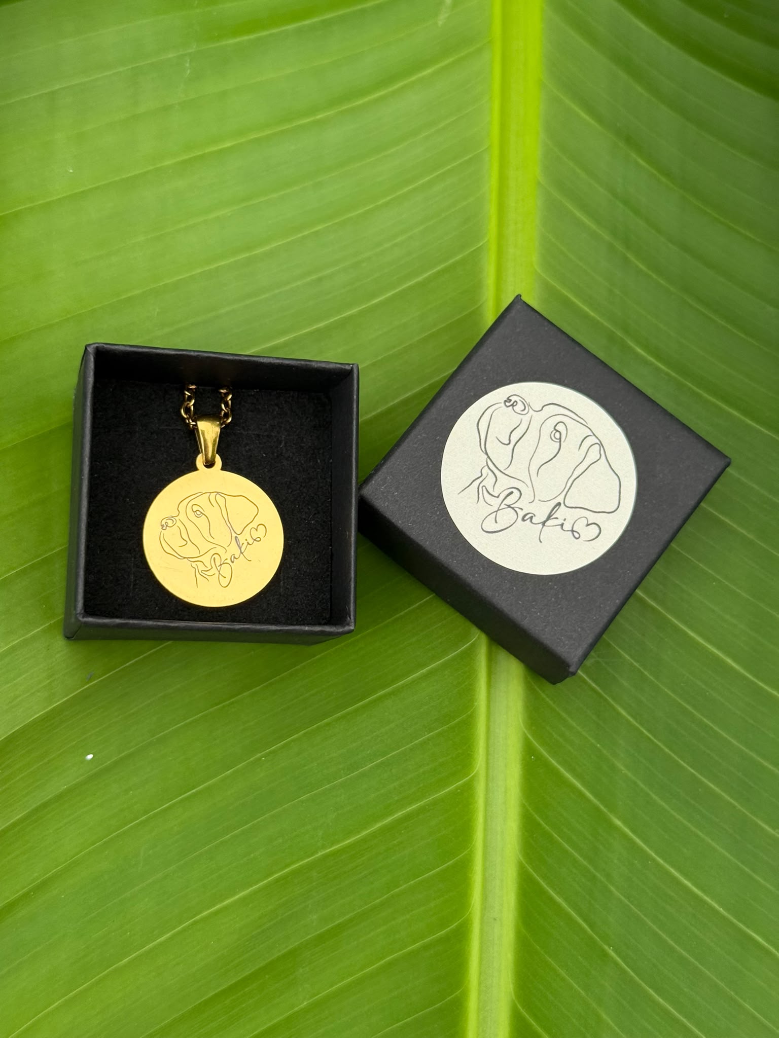Goldfarbener Anhänger mit Baki-Hundemotiv in Geschenkbox